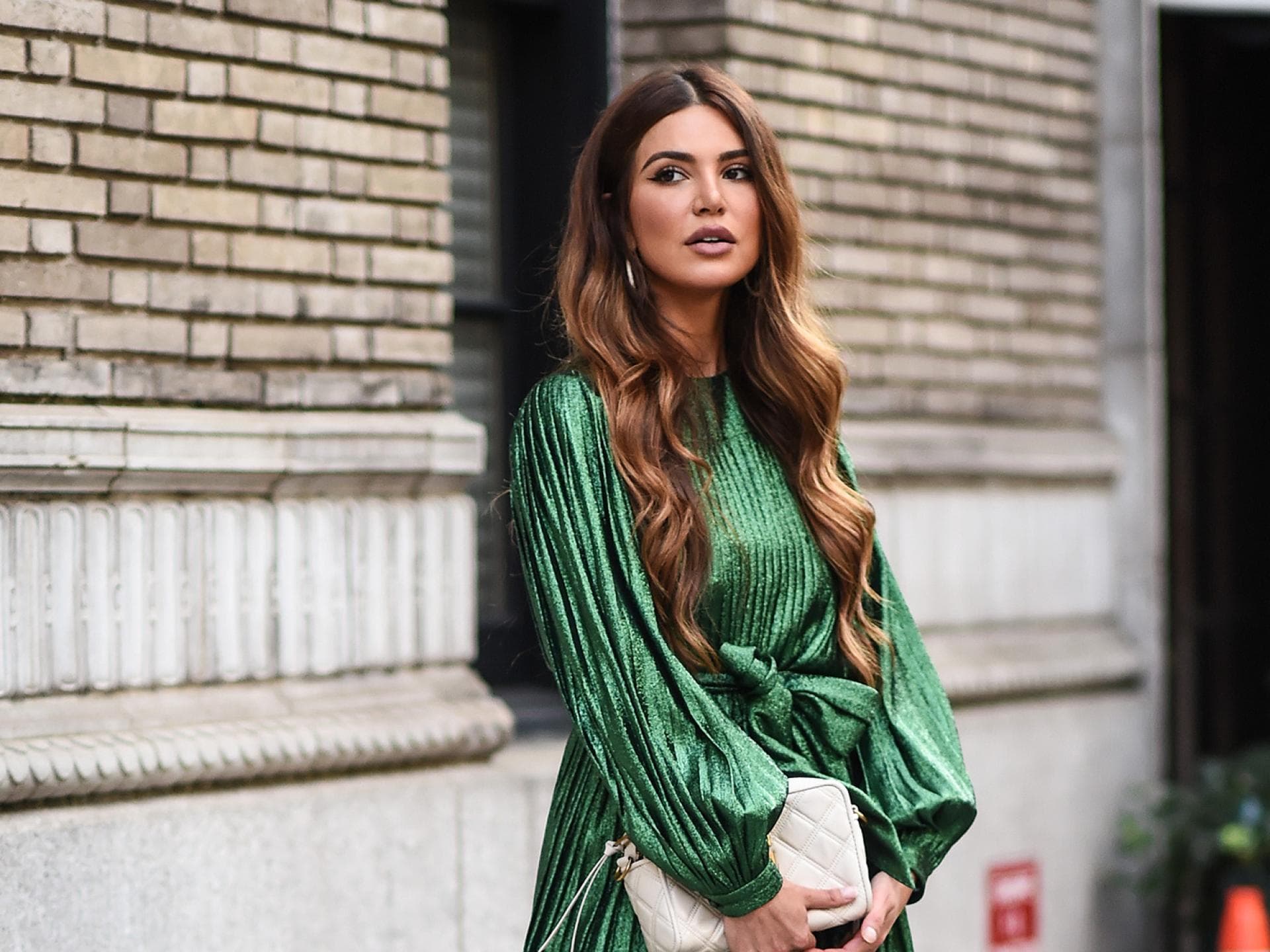 Negin Mirsalehi mit Locken und grünem Kleid