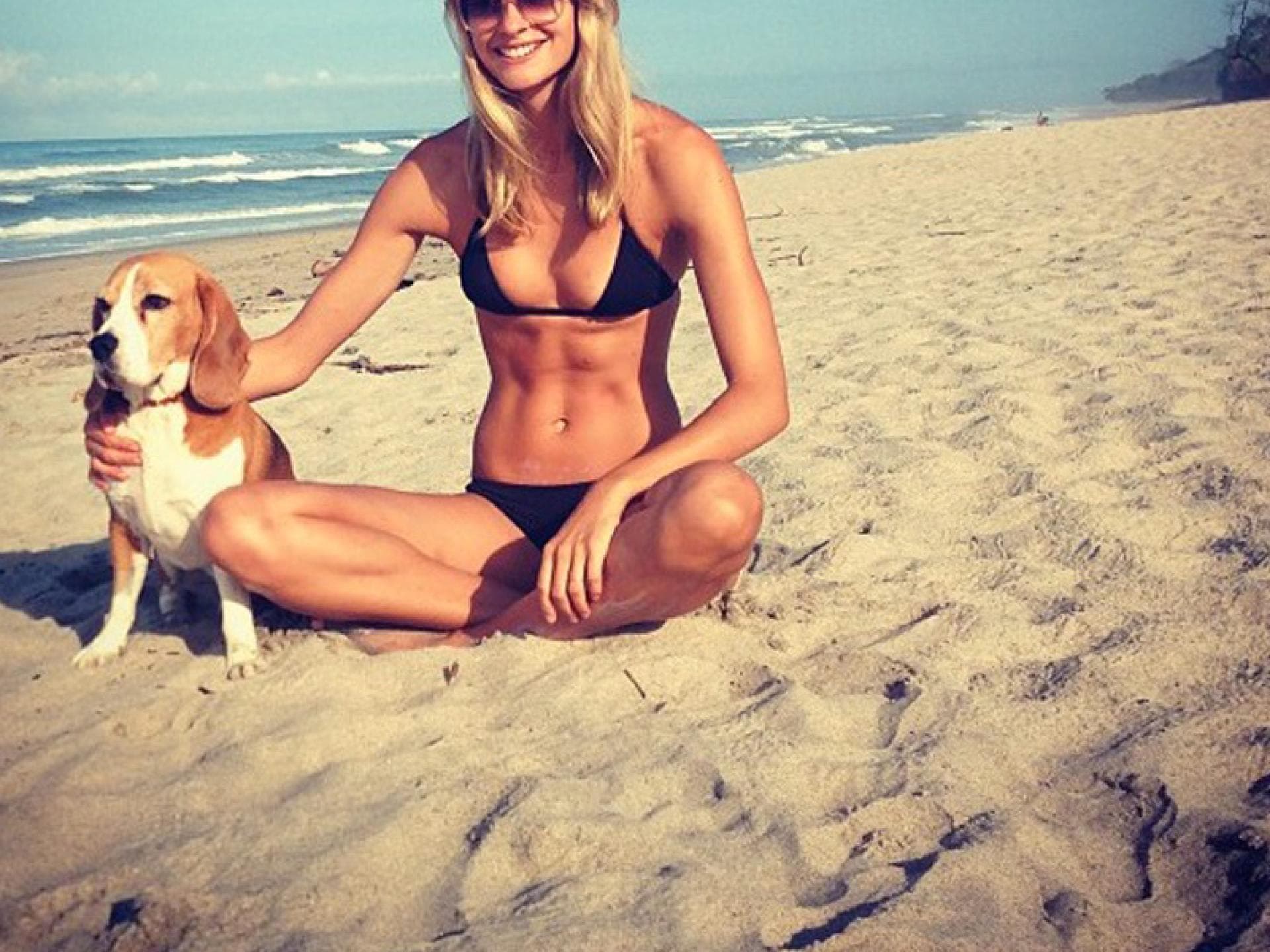 Julia Stegner mit ihrem Hund Kasper am Strand