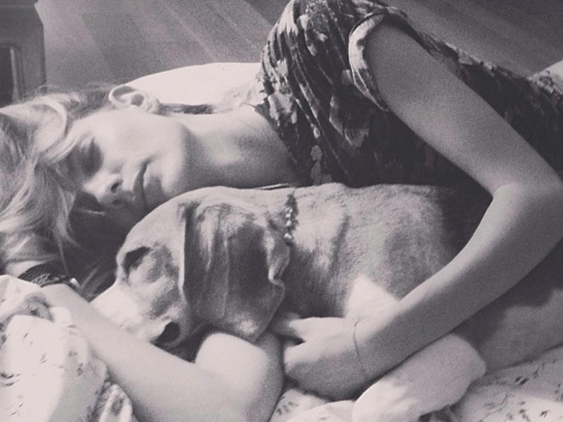 Julia Stegner mit ihrem Hund Kasper