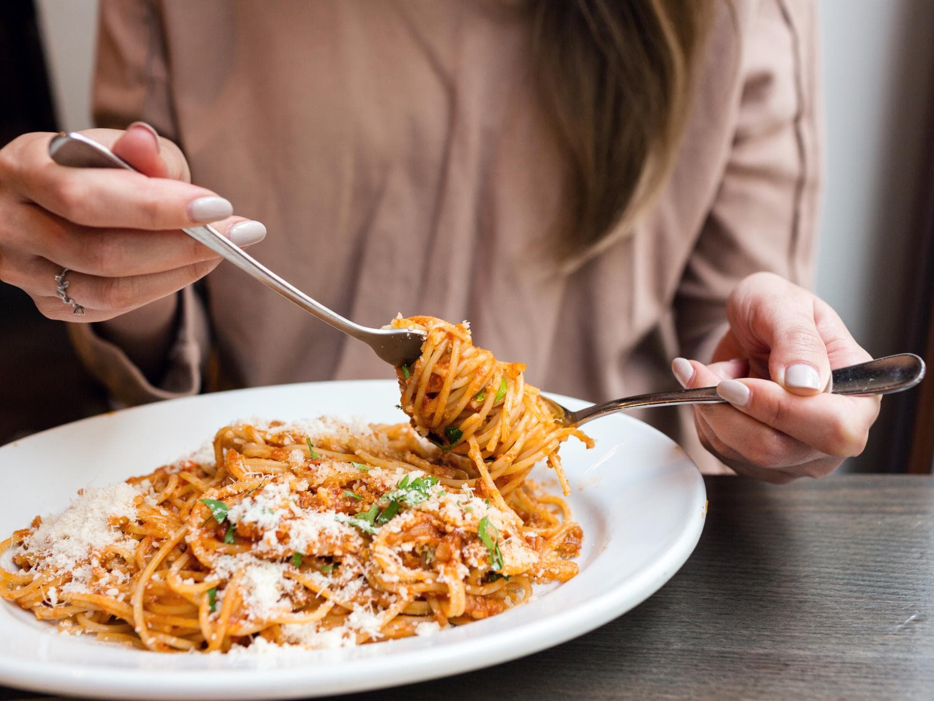 Frau isst Pasta