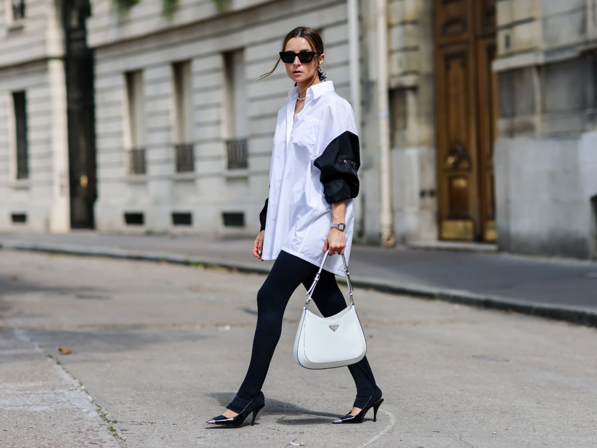 Julia Comil trägt schwarze Leggings und weiße Bluse