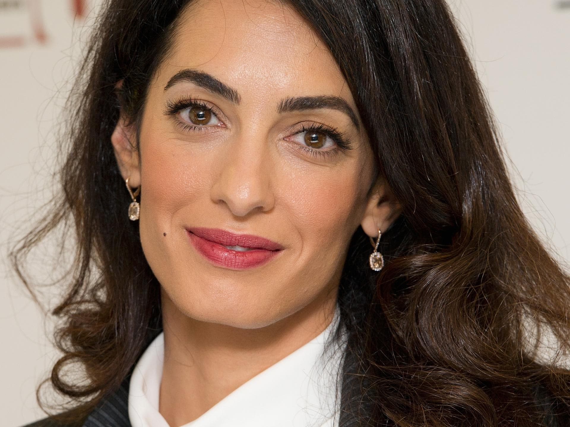 Amal Clooney auf einer Pressekonferenz 2015
