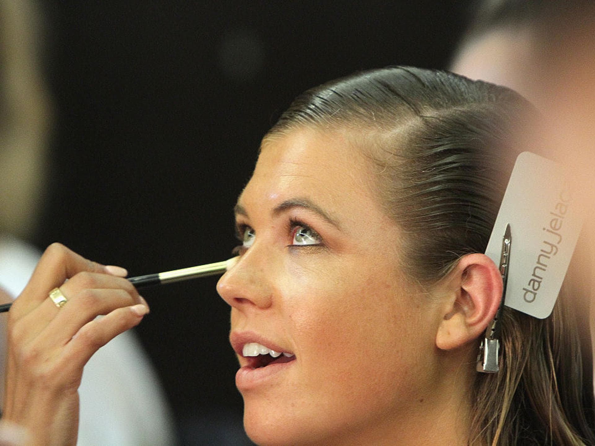 ein Model wird zur Fashion Week geschminkt 