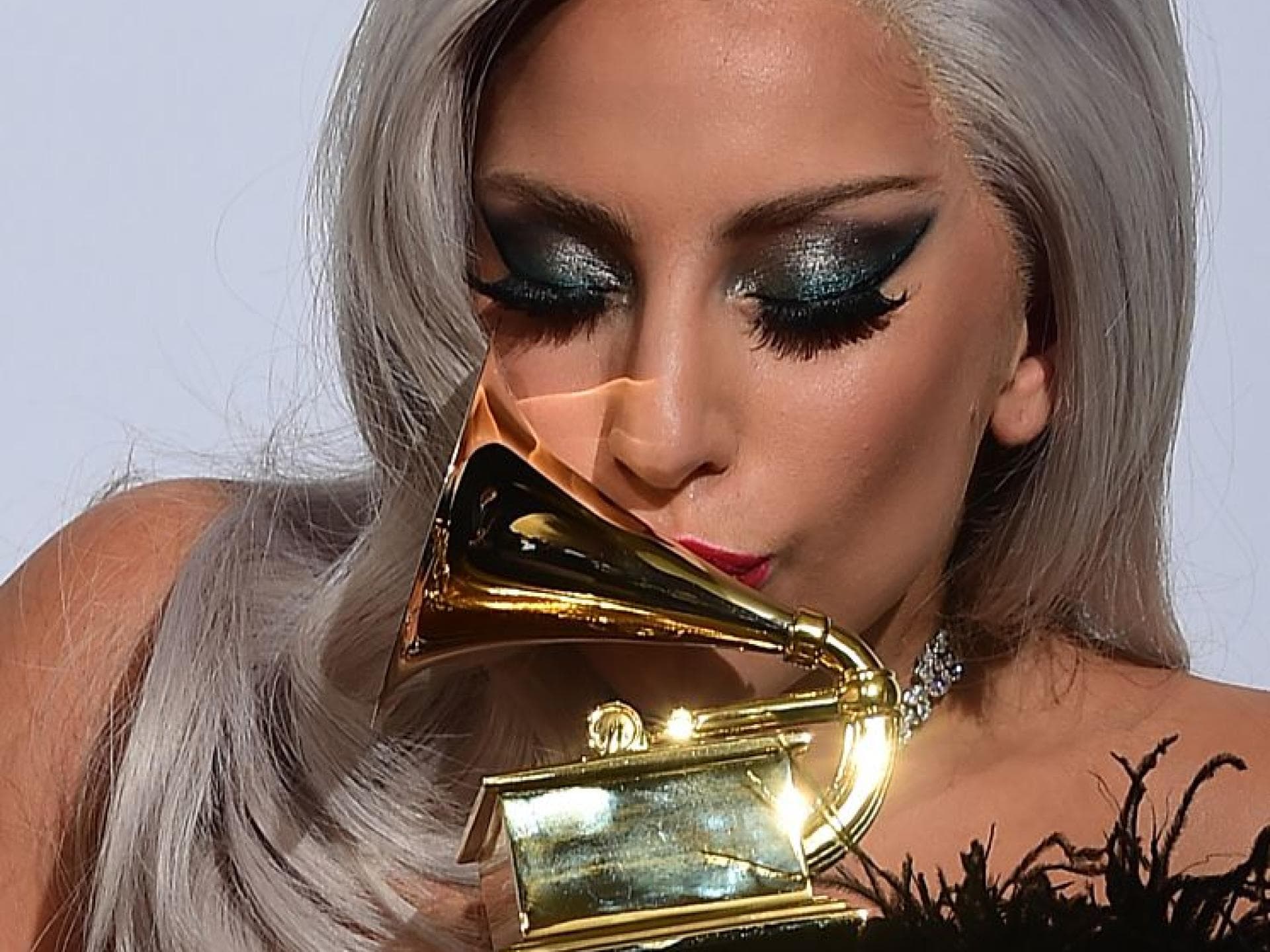 Lady Gaga mit einem ihrer Grammy Awards 