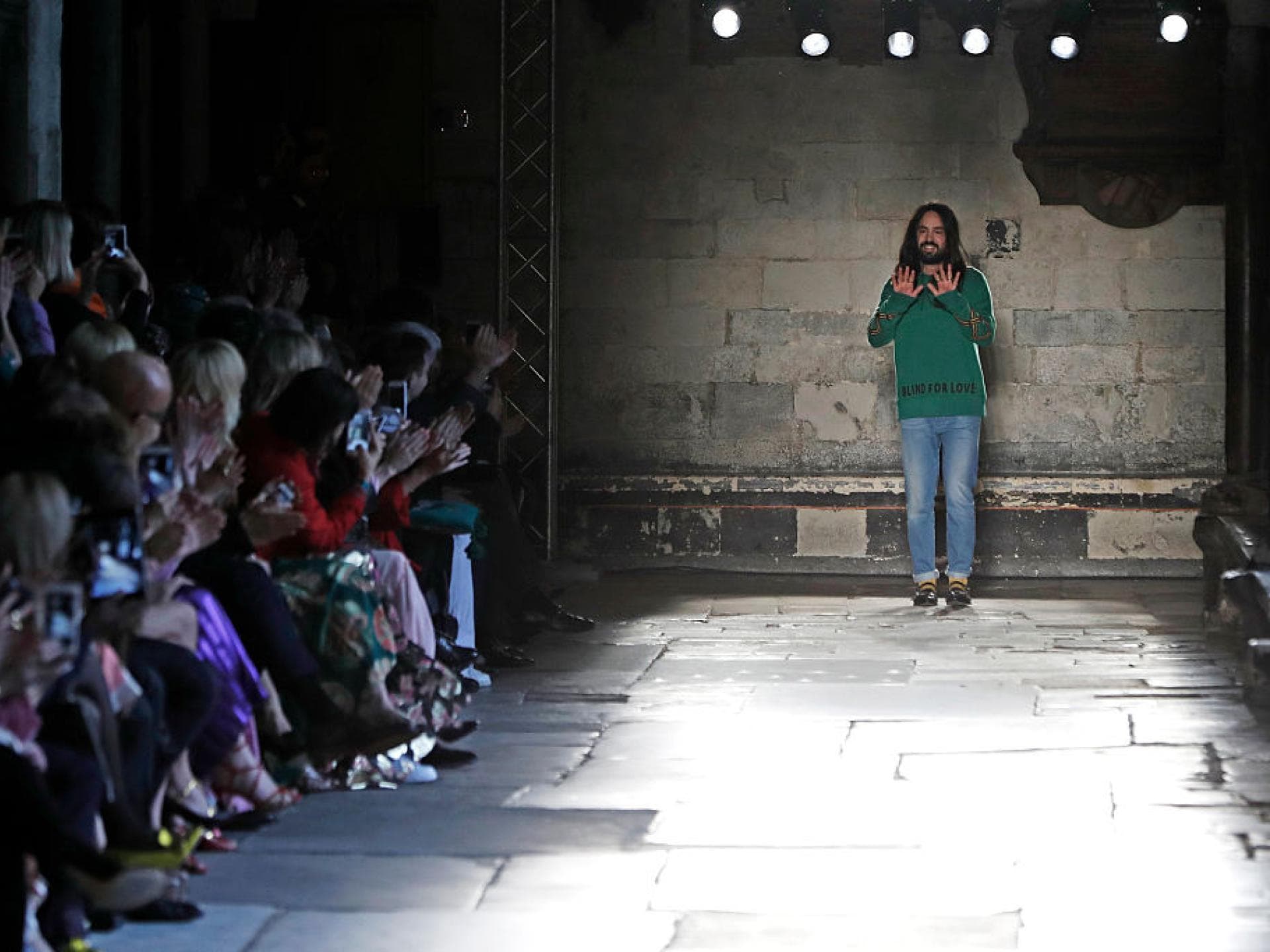 Alessandro Michele bedankt sich beim Publikum nach der Gucci-Show