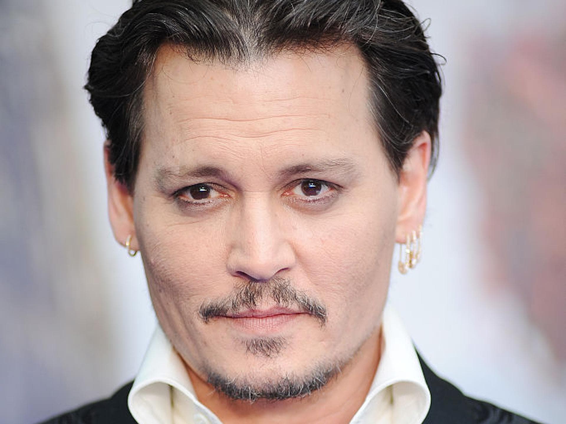 Johnny Depp posiert bei einer Filmpremiere