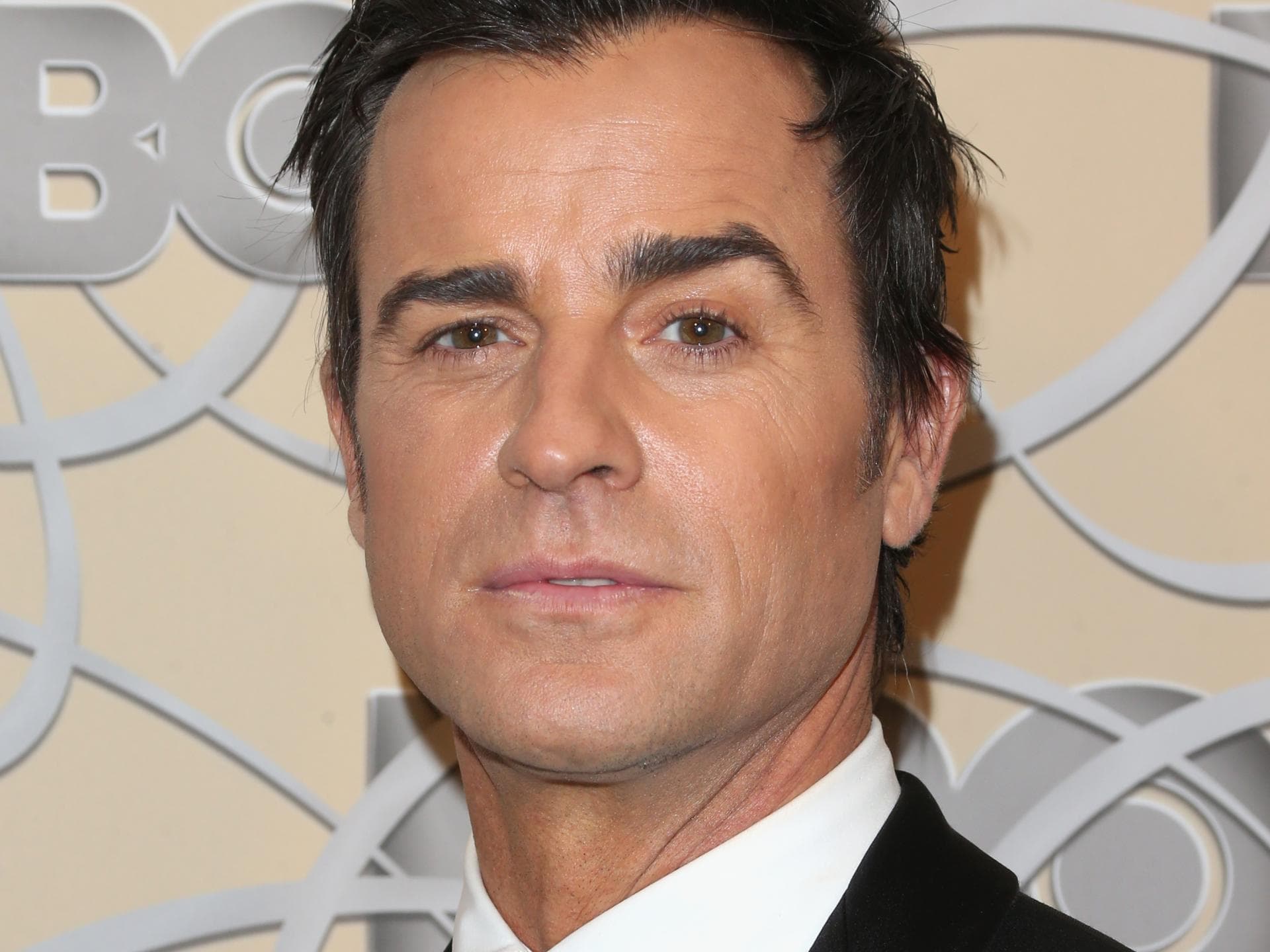 Justin Theroux in einem schwarzen Anzug
