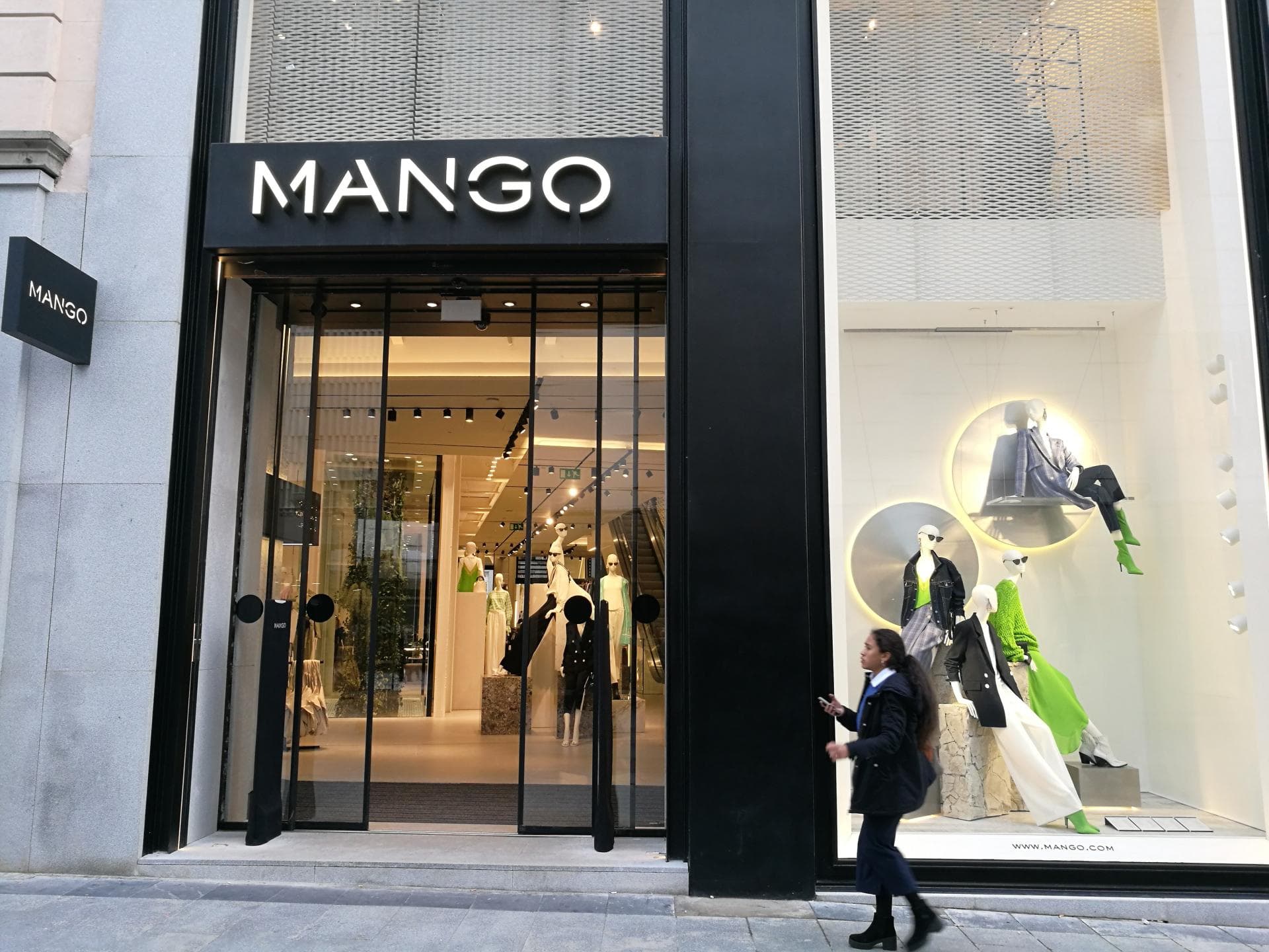 Eingang von MANGO Store Eingang von MANGO Store