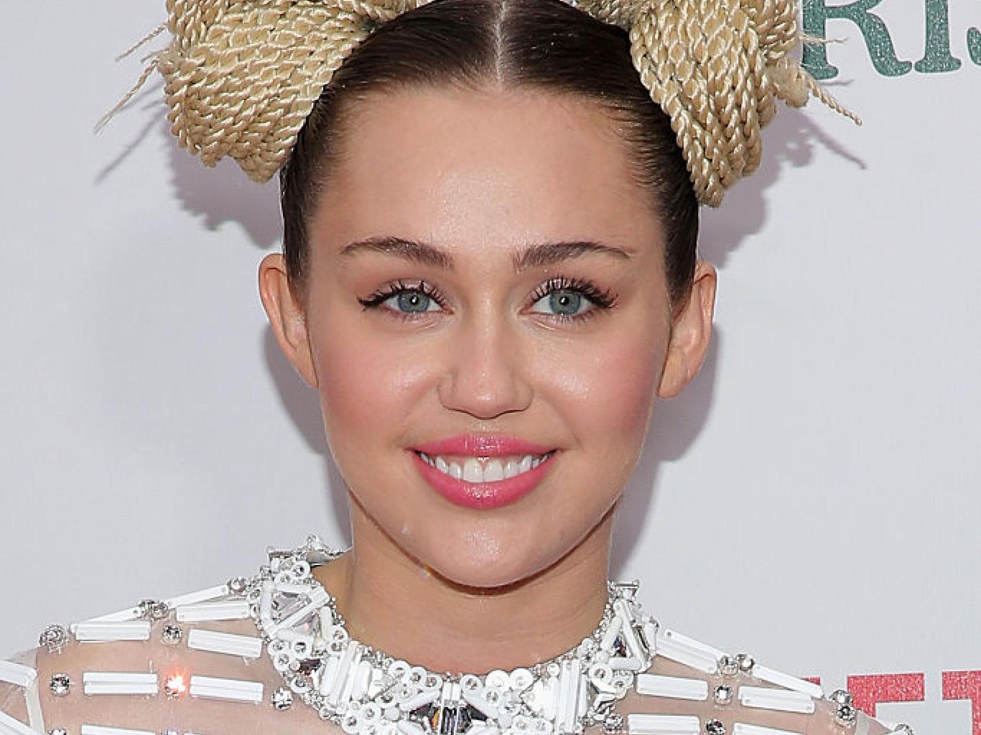 Miley Cyrus mit schicken Zöpfen 