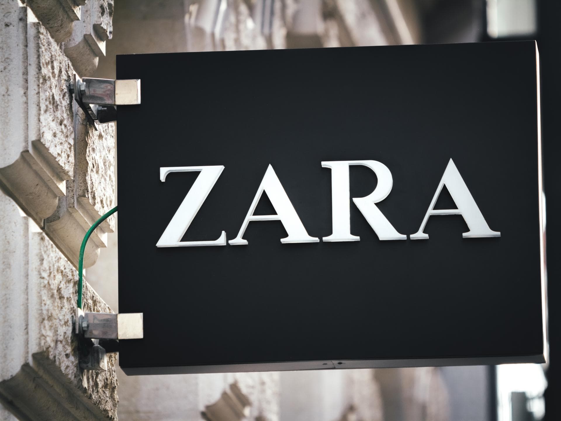 Zara-Schild-vor-Filiale