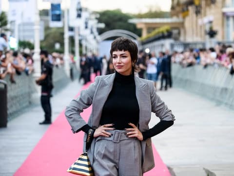 Úrsula Corberó mit rebellischem Kurzhaarschnitt