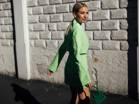 Leonie Hanne in grünem Kleid