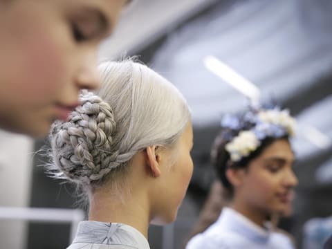 Graue Haare geflochten