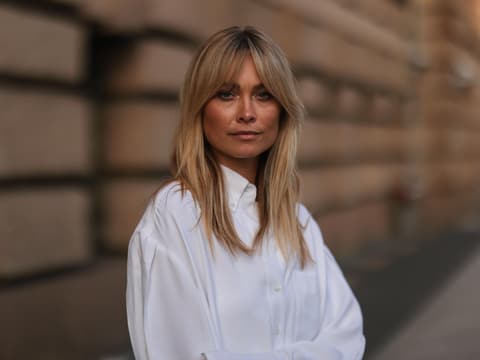 Blonde Frau mit Pony