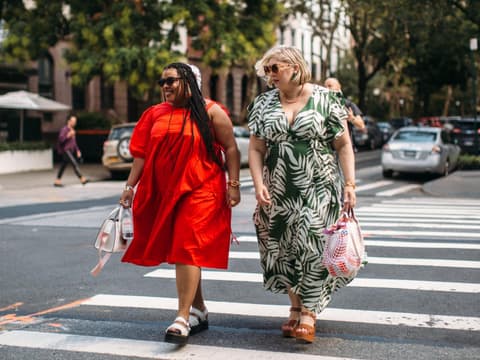 zwei Frauen tragen Kleider Streetstyle