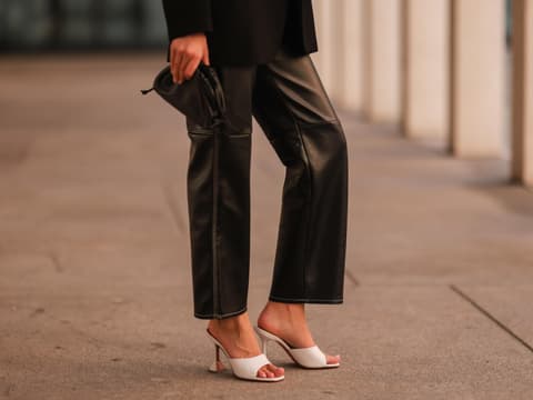 Lederhose mit weißen Mules kombiniert