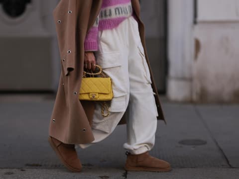 Frau in hellbraunen UGG Minis