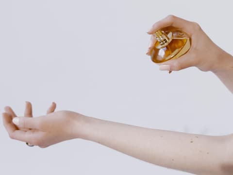 Parfum wird aufgetragen