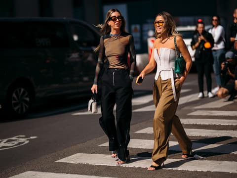 Zwei Frauen in stylischen Hosen