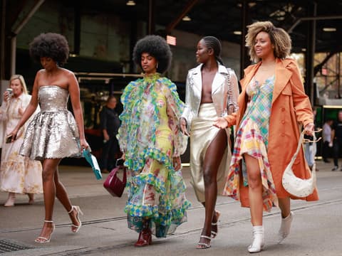 Vier Frauen in New York in bunten Kleidern
