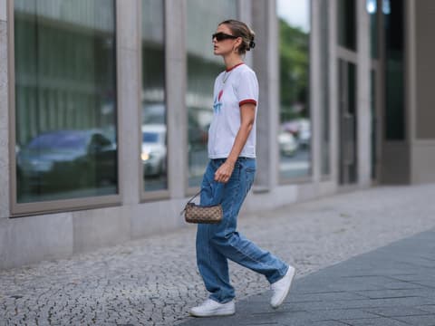 Frau in Jeans und weißen Sneaker 