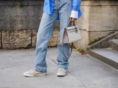 Frau trägt Sneaker und Jeans