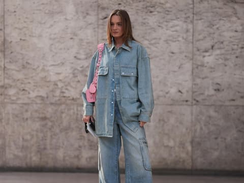 Frau im Denim-Look