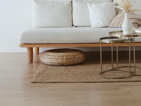 Minimalistische Wohnung Sofa Holz Weiß Kork mit Kissen und Tischen