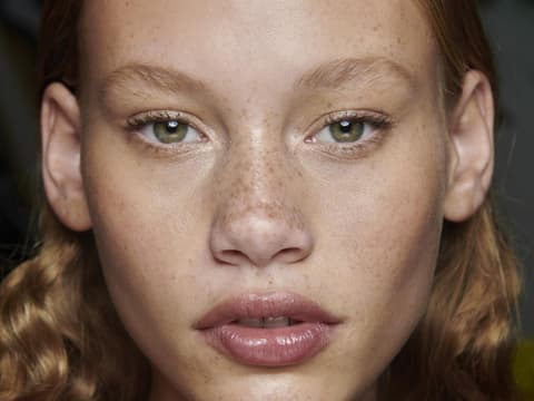 Ein Model mit Sommersprossen