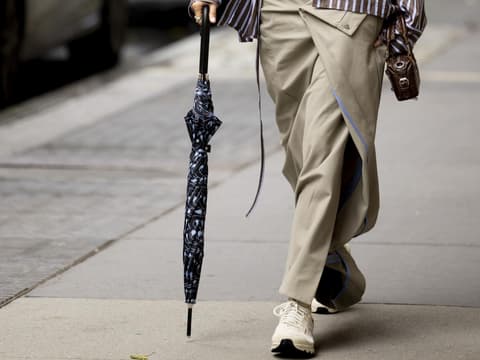 Streetstyle mit cremeweißen Sneakern