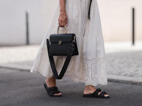 Frau mit schwarzer Handtasche