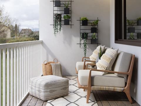 balkon mit möbeln Sofa Teppich Pflanzen
