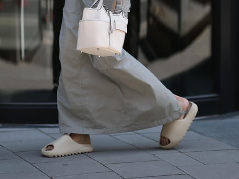 Beige Schlappen und Maxirock