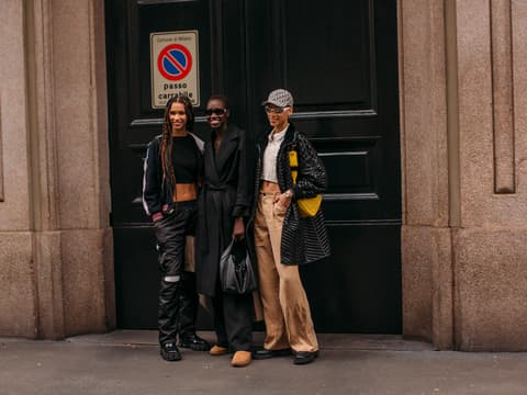 drei stylische Frauen mit weiten Hosen