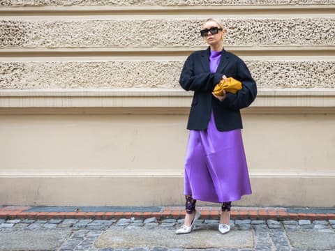 Frau mit Leggings und Kleid