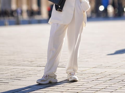 Frau trägt beigefarbene Sneaker