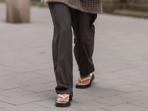 Fraut rägt Flip-Flops