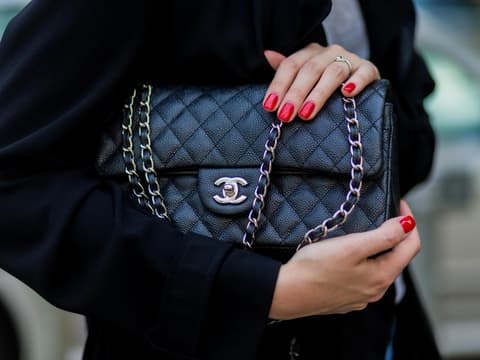 Frau trägt Chanel Handtasche Flap Bag