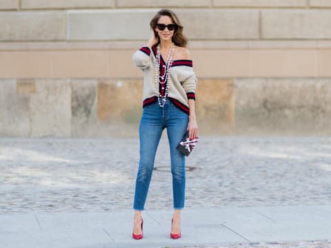 Frau mit enger Jeans