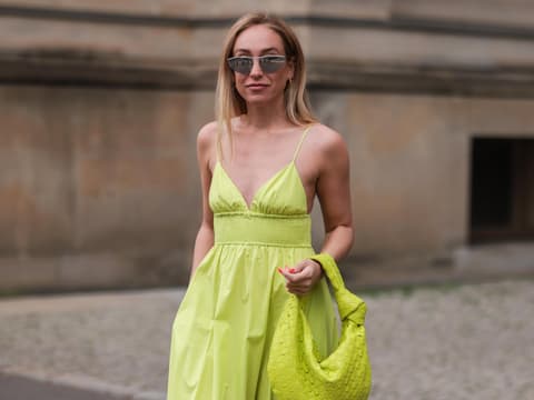 Frau in gelbem Kleid