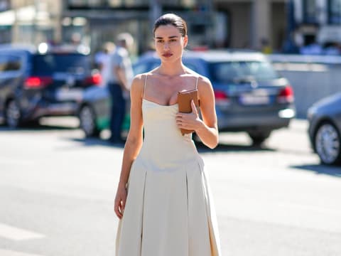 Streetstyle mit cremefarbenem Kleid