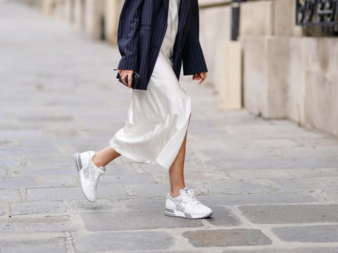 Frau trägt weiße Sneaker