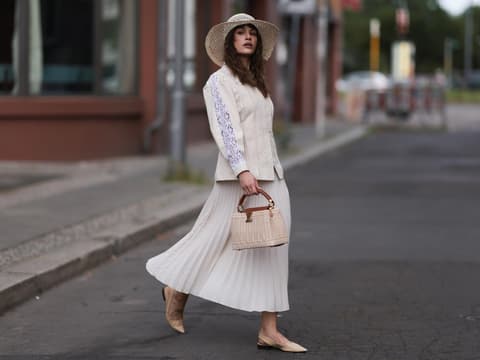 Berlinerin in weißem Maxikleid