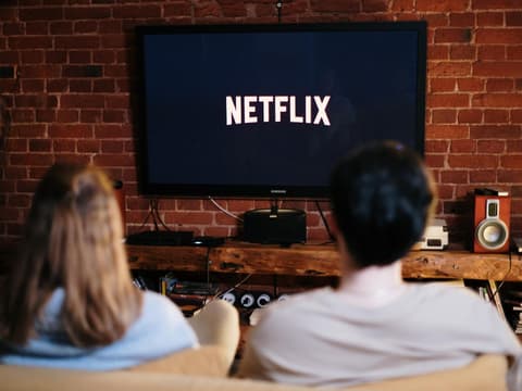 Paar guckt Netflix