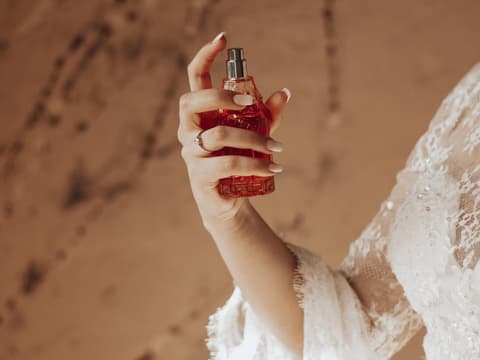 Person trägt Parfum auf