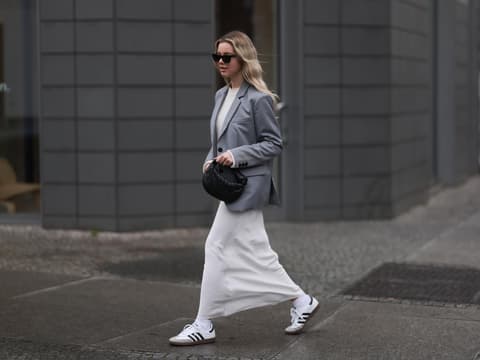 Frau im Kleid und Retro Sneaker