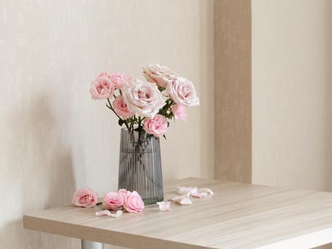 Glasvase mit Blumen