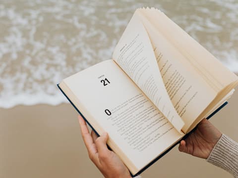 Buch am Strand