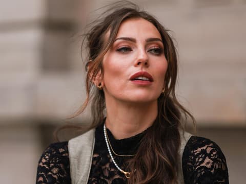 Masha Sedgwick trägt dunkelgrünes Dirndl und schwarze Spitzenbluse und offene Haare mit Wellen Oktoberfest Make-up