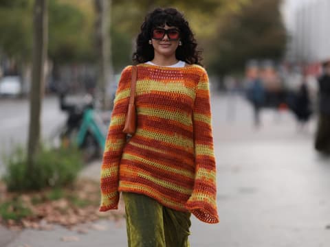 Frau mit buntem Pullover